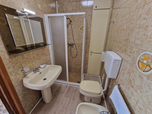 Ένα μπάνιο στο Albergo D'Ambros - Casa Belfiore Group
