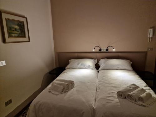 Ένα ή περισσότερα κρεβάτια σε δωμάτιο στο Albergo D'Ambros - Casa Belfiore Group