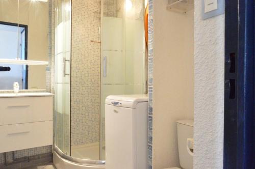 une salle de bain avec toilettes et douche en verre dans l'établissement Appt Studio cabine CAP D'AGDE CT340-314, au Cap d'Agde