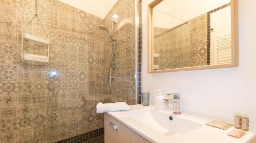 a bathroom with a sink and a shower at Affittacamere Juighissa Leonora in Oristano