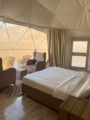 Postel nebo postele na pokoji v ubytování Wadi Rum Sarab Camp