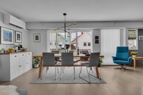 una cucina e una sala da pranzo con tavolo e sedie di Casa Reinen a Trondalen