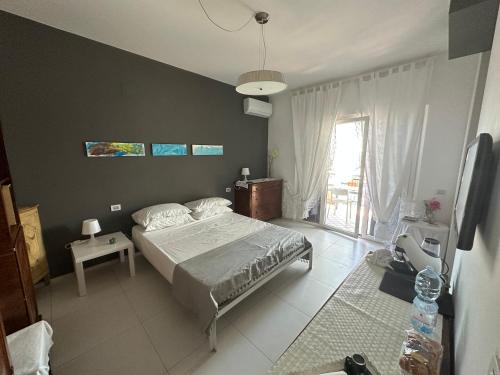 een slaapkamer met een bed en een groot raam bij MarePia in San Benedetto del Tronto