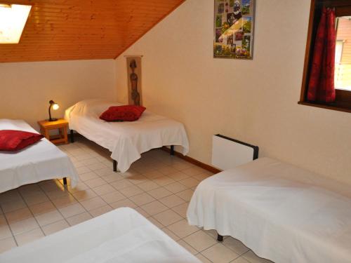 Pokój z dwoma łóżkami z białą pościelą w obiekcie Appartement cosy au cœur du village, avec balcon, acceptant animaux - Idéal familles! - FR-1-692-7 w mieście La Chapelle-dʼAbondance