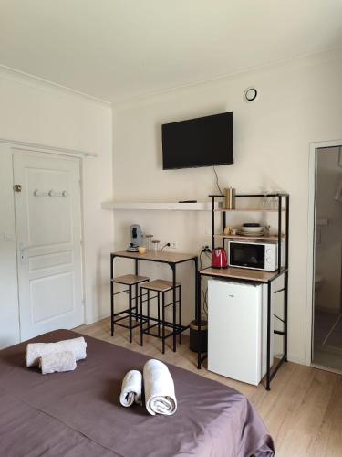 アヴィニョンにあるChambre indépendante avec SDB privativeのベッド1台付きの部屋、電子レンジ付きのキッチン