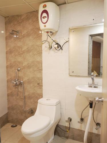 ニューデリーにあるHotel Air City Near Delhi Aiportのバスルーム(トイレ、洗面台付)
