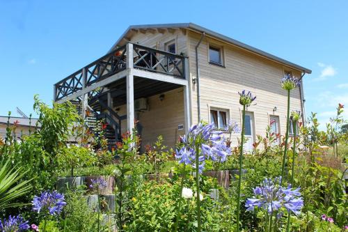a house with a garden in front of it at O Gato do Campo in Viana do Castelo