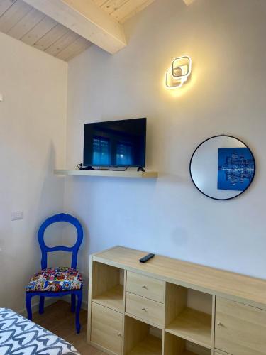 a bedroom with a desk and a mirror and a chair at Appartamento in centro paese in Monterosi