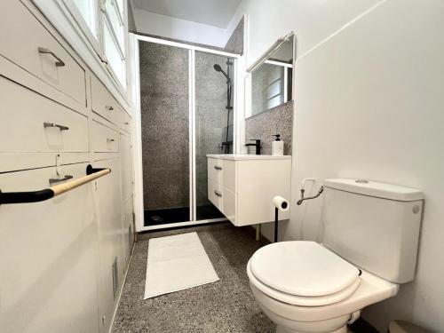 une salle de bain blanche avec des toilettes et un lavabo dans l'établissement Between Land and Sea, à Hyères