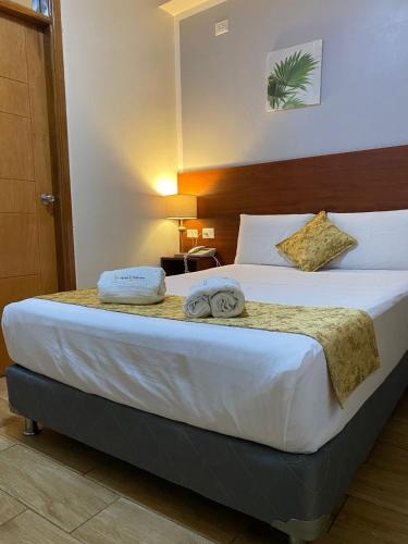 Letto o letti in una camera di HOTEL LA PALMERA DE ORO
