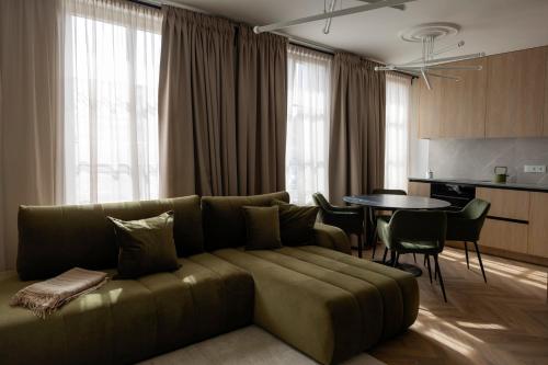 una sala de estar con un sofá y una mesa en Modern Luxury Apartment in Old Town, en Klaipėda