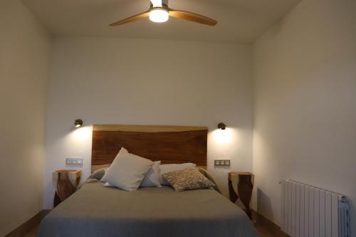 una camera con letto e ventilatore a soffitto di Casa Rural Monte Ardal 1 a Yeste