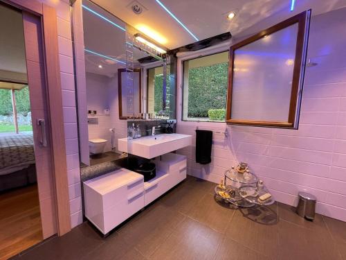 a pink bathroom with a sink and a mirror at Stylish Host Cantabria- Lujosa villa en Bezana in Santa Cruz de Bezana