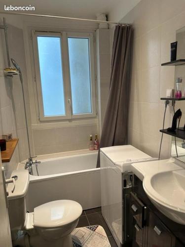 une salle de bain avec toilettes, baignoire et lavabo dans l'établissement Pièce principale dans T2 tout équipé, 1ier étage, entrée-sortie libre, à Colombes