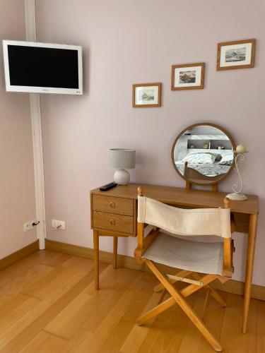 a room with a desk with a mirror and a chair at Le Colibri in Vinneuf