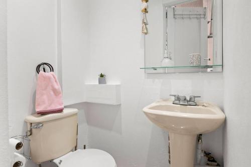 Ένα μπάνιο στο Family Home With Pool Near to The Airport and Solar Panel