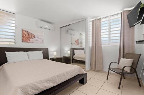 Ένα ή περισσότερα κρεβάτια σε δωμάτιο στο Family Home With Pool Near to The Airport and Solar Panel