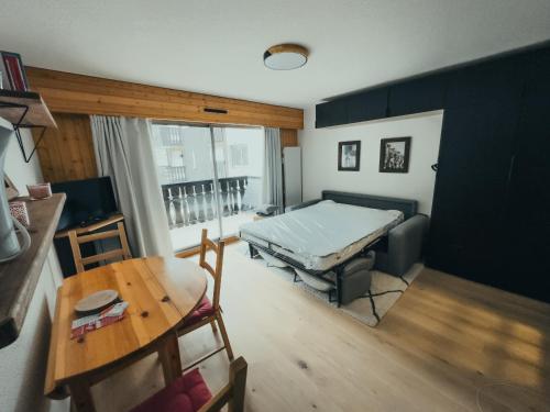 un salon avec un lit et une table dans l'établissement Le Montenvers - Central Studio & Private parking, à Chamonix-Mont-Blanc