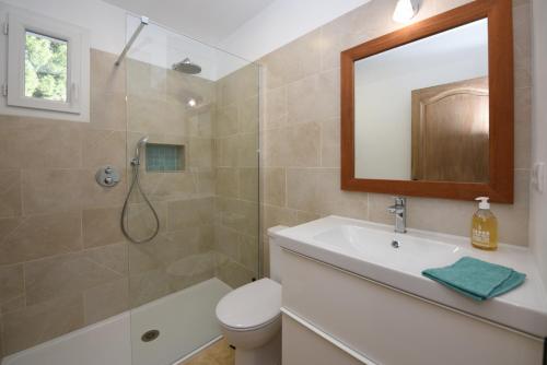 Un baño de Tarascon Le Treize avec piscine privée et clim