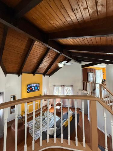 vistas a la sala de estar desde la escalera de una casa en Cozy Pocono Escape, en Tobyhanna