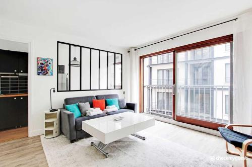 un salon avec un canapé et une table dans l'établissement Cosy studio - 2P - Trocadero, à Paris