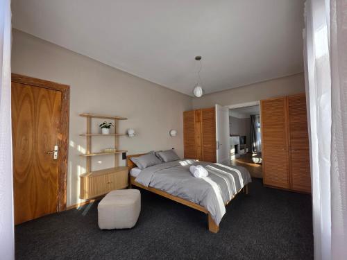 Un dormitorio con una cama grande en una habitación. en White House Apartment, en Jūrmala