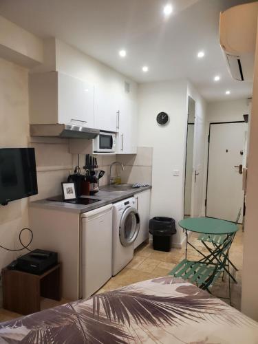 Il comprend une petite cuisine équipée d'un lave-linge et d'un four micro-ondes. dans l'établissement STUDIO CENTRE CANNES FORVILLE, à Cannes
