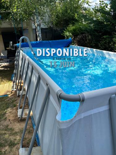 un toboggan aquatique dans un parc avec un panneau indiquant « ropyride » dans l'établissement Cosy studio - A 2 pas de Paris et de Versailles, à Louveciennes