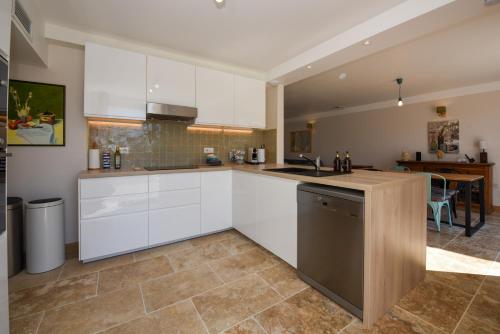 Una cocina o zona de cocina en Tarascon Le Treize avec piscine privée et clim