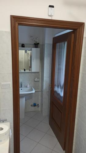 a bathroom with a toilet and a sink at Casa Stella Baita Valle Viva in Roure Turin