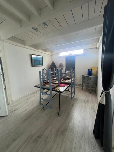 une pièce avec une table et des chaises dans l'établissement Appartement à 50m de la Plage A, à Arcachon