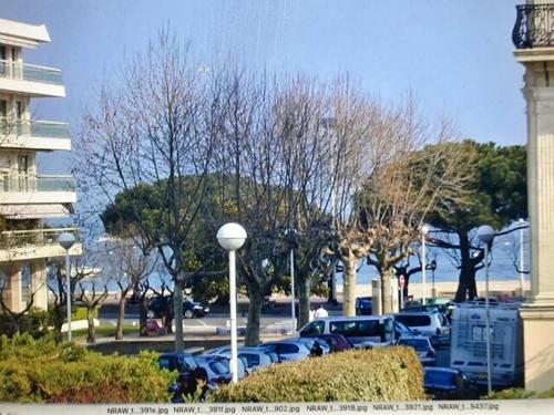 Un tas de voitures garées dans un parking dans l'établissement Appartement à 50m de la Plage A, à Arcachon