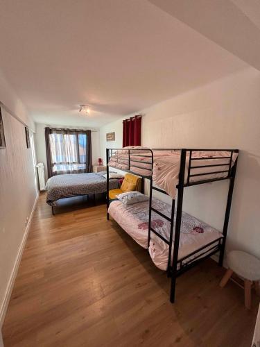 Cette chambre comprend 2 lits superposés. dans l'établissement Appartement aux pieds des pistes, à Valberg