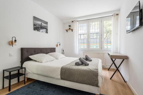une chambre blanche avec un grand lit et une fenêtre dans l'établissement Superbe Appartement Moderne, Prado,à Deux Pas du Vélodrome, à Marseille