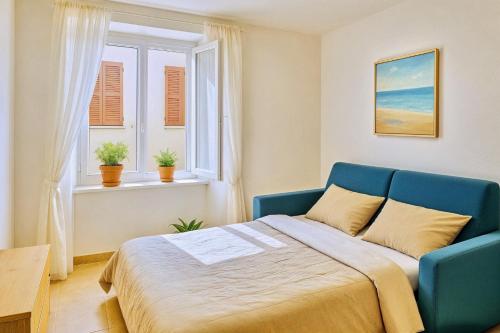 une chambre avec un lit bleu et une fenêtre dans l'établissement FRGK 