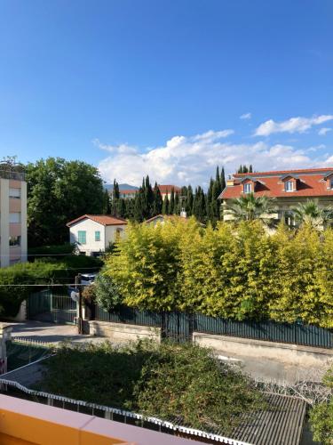 une vue d'une ville avec des bâtiments et des arbres dans l'établissement Chambre de charme, à Nice