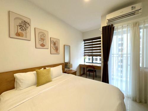 Кровать или кровати в номере SOHO Residence & Hotel, Apartment with King Bed, walk to Bui Vien