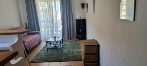 un salon avec un canapé et une table dans l'établissement Sea view, balcony, private parking, à Calvi