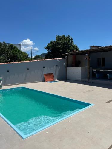 a swimming pool on the patio of a house at Casa temporada Guarapari in Guarapari