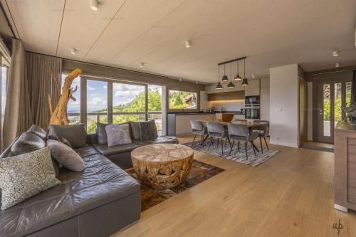 un salon avec un canapé et une table dans l'établissement Lot appartements Adret et Ubac, à Rovagny