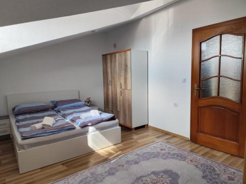 Postel nebo postele na pokoji v ubytování White Apartment