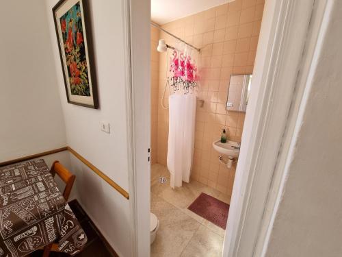 a bathroom with a toilet and a sink at Casa - Águas de São Pedro in Águas de São Pedro