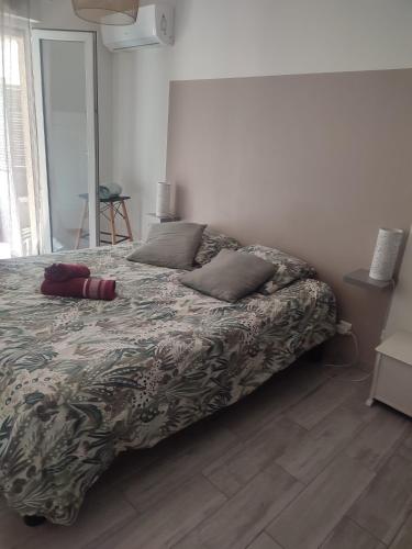 Ce lit se trouve dans un dortoir doté d'un lit sidx sidx. dans l'établissement Superbe appartement avec piscine l'été de juin à septembre, à Nice