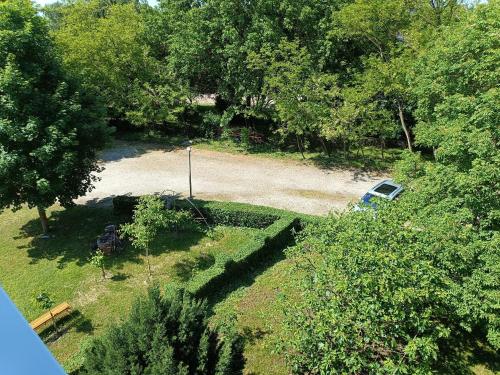 "ハルカーニャ"にあるHarka Central Apartmanの車道のある庭の空中写真