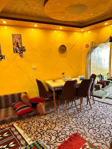 Ruang duduk di Issa Snaffi Bedouin home