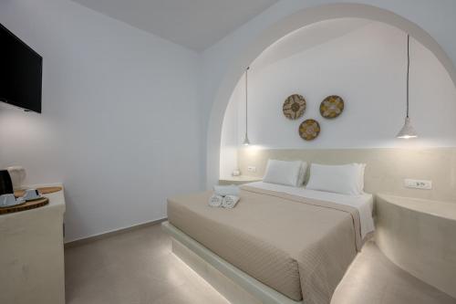Una cama o camas en una habitación de Agia Irini