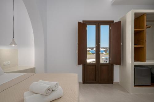 Una cama o camas en una habitación de Agia Irini