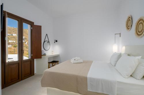 Una cama o camas en una habitación de Agia Irini