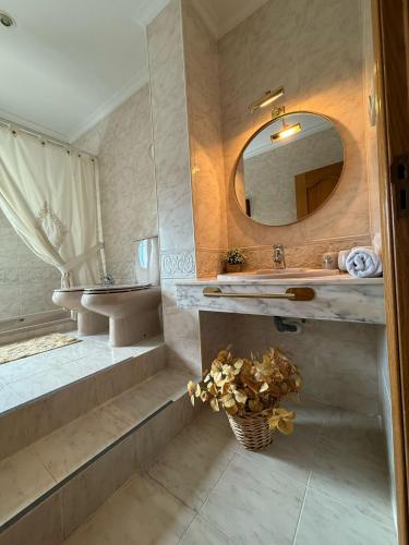 a bathroom with a sink and a mirror at Casa Rural La Gospa in Urda
