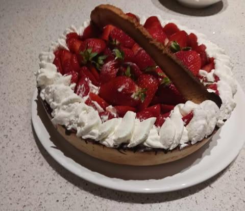 a strawberry pie on a plate on a table at A Sulana Chambre d'hôtes in Valle-di-Campoloro